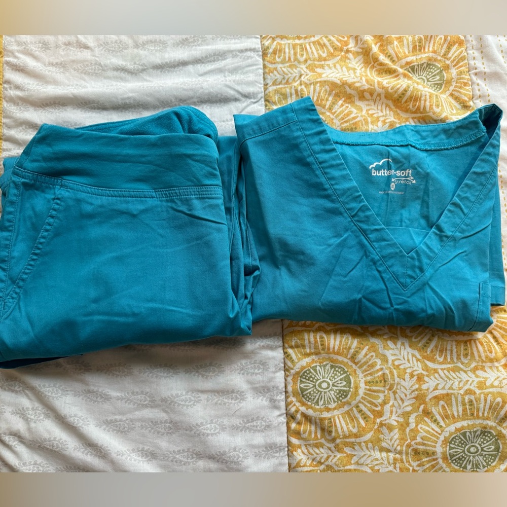 Uniform advantage butter teal scrub set